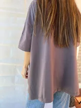 Remera oversize color gris topo, de mangas cortas y confeccionada 100% en algodón.