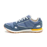 Championes Caterpillar Ventura Sport azules con detalles en blanco y amarillo. Capellada de gamuza y malla de nylon, forro 100% reciclado, plantilla de espuma EVA, entresuela EVA y suela de goma.