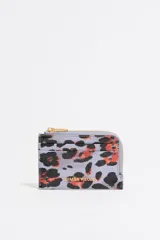 Monedero Bimba y Lola con estampado animal print en tonos lila, negro y naranja. Tiene cierre de cremallera dorada y logo metálico de la marca. Interior forrado con placa metálica logotipada.