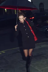 Chaqueta tipo blazer de punto color negro, con cuello solapa, manga larga, falsos bolsillos delanteros con tapetas y cierre frontal con botones dorados.