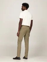 Pantalón chino color caqui de corte slim y pierna recta, confeccionado en sarga de algodón ligeramente elástico.