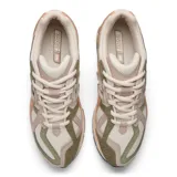 Zapatillas New Balance modelo 1906, color crema con detalles en verde oliva, salmón y marrón.