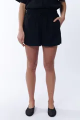 Short casual negro de lino con cintura elástica.
