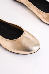 Ballerinas color bronce de cuero genuino con detalle de ribete plateado.