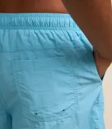 Bermuda de baño negra de microfibra liviana, con cintura elástica ajustable con cordón y aberturas laterales en el ruedo.