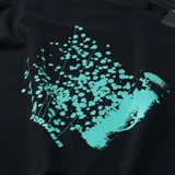 Remera negra de manga corta con estampa turquesa de un cuerpo humano desintegrándose en puntos y la palabra 'Former' en la parte inferior.