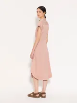 Vestido camisero midi color rosa, de corte recto, con cuello camisero, mangas cortas con puños, cinturón con hebilla forrada, cierre frontal con botones a tono y bolsillos plaqué en el pecho.