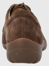 Zapato acordonado de cuero azul con suela marrón de goma.
