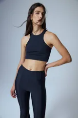 Pantalón oxford negro de tricot sin cintura, con costuras centrales en el delantero y tajos en la botamanga.