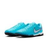 Championes de fútbol Nike Tiempo Legend 10 Academy, color celeste con detalles en blanco y rosa.