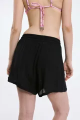 Short color beige de tela arrugada con cintura elástica y cordón ajustable.