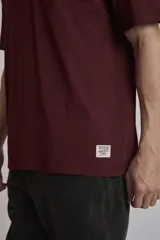 Remera verde oscuro de corte holgado y mangas cortas.