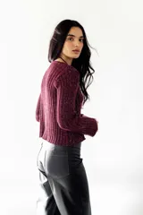 Buzo de lurex color bordó con tajo delantero y cuello en V. Tejido de punto acanalado.