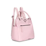 Mochila color beige con doble asa de mano y tiras ajustables para la espalda. Tiene un bolsillo frontal con cierre y un bolsillo lateral abierto.