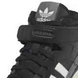 Zapatillas Adidas Forum Mid de caña media, color negro con detalles en gris y las tres tiras laterales en blanco. Presentan ajuste con cordones y tira de velcro en el tobillo.
