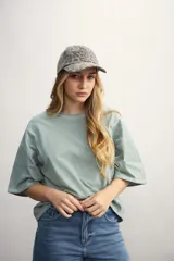 Remera color verde agua, de corte holgado y mangas cortas con dobladillo.