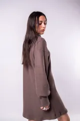 Vestido corto marrón de punto con cuello alto y mangas largas.
