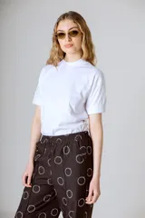 Remera blanca de algodón orgánico, manga corta y cuello redondo.