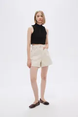 Short de jean color beige, de tiro alto y corte holgado.