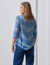 Blusa estampada marca Ruby Rd, con cuello a la base y aplique de brillos. Terminación de ruedo en pico.