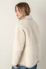 Campera camisa reversible confeccionada 100% en cuero ovino color azul, hecha en Uruguay. Con broches y bolsillos de ambos lados. Cuello con doble corderito.