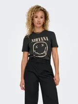 Remera negra de algodón con cuello redondo y mangas cortas. Estampado frontal con el logo de la banda Nirvana y el dibujo de la cara sonriente.
