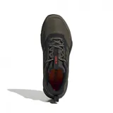 Championes de trail running Adidas Terrex Tracefinder, color verde oliva con detalles en negro y naranja.