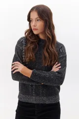 Sweater de punto color marrón con diseño texturizado y mangas largas con puños en color lila.