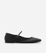 Zapatilla tipo ballerina de cuero negro, con puntera cuadrada, taco plano y tira sobre el empeine con cierre de hebilla.