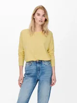 Sweater amarillo de punto con cuello redondo y corte recto.