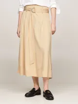 Falda midi color beige de corte evasé, con cinturón con hebilla metálica en forma de D y cierre de cremallera.