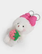 Llavero de peluche con forma de oso blanco, moño rosa y fresa. Cuenta con gancho metálico para colgar.