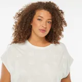 Camiseta blanca de algodón con estampado de conchas marinas.