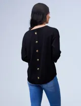 Buzo negro de hilado fino con espalda con aplique de botones y mangas 3/4 con puño elastizado.