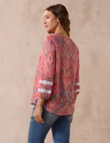 Blusa estampada marca Ruby Rd, de corte clásico, con cuello redondo y escote en V con aplique metálico. Mangas 3/4 con aplique de crochet.