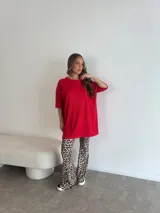 Remerón negro de morley viscosa, de corte holgado y mangas cortas.