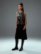 Musculosa beige de corte recto y cuello redondo.