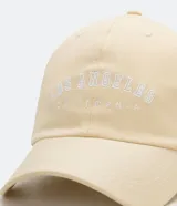 Gorra color beige con visera curva y bordado frontal con la leyenda "Los Angeles California".