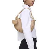 Bolso hobo de cuero color beige con forma de media luna y asa corta. Incluye un monedero extraíble con cadena y logo de la marca en dorado.