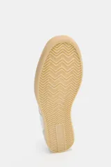 Zapatillas deportivas blancas con detalles en cuero sintético color plata.