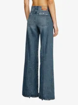 Pantalón de jean Diesel de corte acampanado con cintura media y pernera ancha.