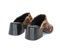 Mula con estampado de leopardo, capellada de cuero con pelo animal print bicolor, forro textil suave, plantilla acolchada y suela sintética. Tiene taco bloque de altura media (5 cm).