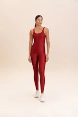 Jumpsuit largo color burdeos con escote profundo en la espalda, de compresión media y relleno extraíble.