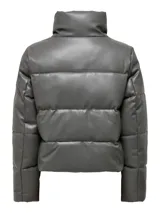 Campera puffer gris de cuero sintético con cuello alto, cierre frontal con cremallera y bolsillos laterales.