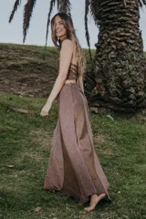 Falda larga marrón de cuero con paneles laterales de tejido de punto.