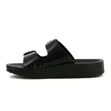 Sandalias de tiras color beige con hebillas doradas, base blanca y plataforma baja.