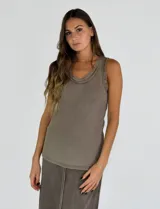 Musculosa color gris topo de algodón, con cuello redondo y sisas amplias.