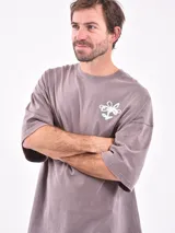 Remera manga corta color gris oscuro con estampado pequeño en el pecho.