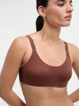 Soutien color marrón con breteles anchos y espalda deportiva.