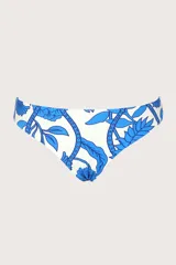 Calzón de bikini blanco con estampado de flores y hojas azules.